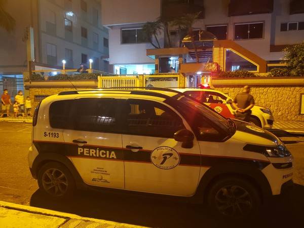 Mãe joga recém-nascido do segundo andar