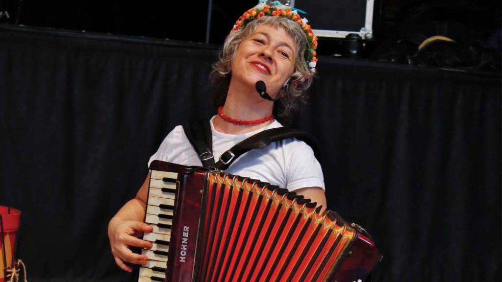 Educadora dá aulas on-line de ritmos brasileiros para crianças