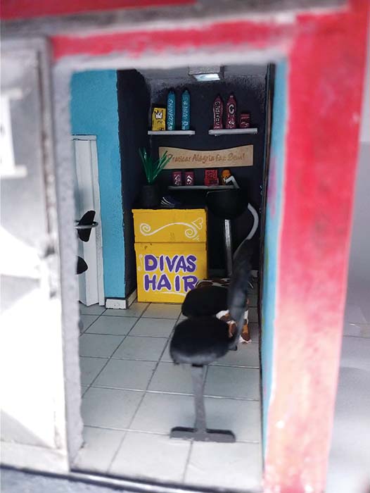 Sobrado com salão de beleza e a casa com uma única janela, a do banheiro Sobrado com salão de beleza e a casa com uma única janela, a do banheiro