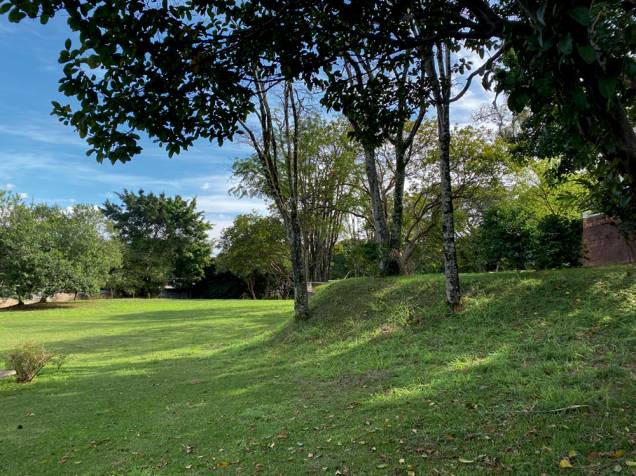 Os vastos jardins do antigo educandário: a 800 metros do Metrô Clínicas, prédio público não tem uso Os vastos jardins do antigo educandário: a 800 metros do Metrô Clínicas, prédio público não tem uso