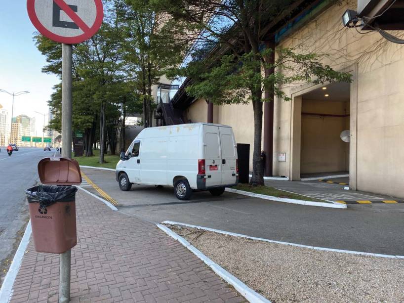 O Parque Cidade Jardim: paredão de garagens para a rua, onde balizas improvisam “calçada” para o pedestre, que não tem espaço nem na rampa O Parque Cidade Jardim: paredão de garagens para a rua, onde balizas improvisam “calçada” para o pedestre, que não tem espaço nem na rampa