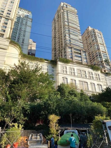 O Parque Cidade Jardim: paredão de garagens para a rua, onde balizas improvisam “calçada” para o pedestre, que não tem espaço nem na rampa O Parque Cidade Jardim: paredão de garagens para a rua, onde balizas improvisam “calçada” para o pedestre, que não tem espaço nem na rampa