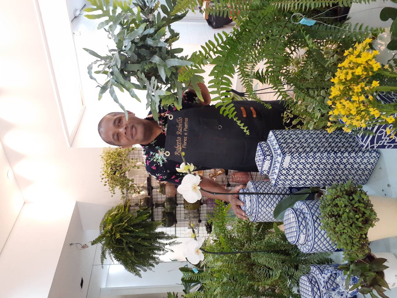 Florista dos famosos faz arranjos com plantas que seriam descartadas