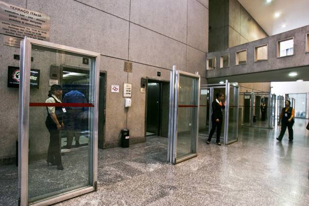 Galeria vazia, carpete no bar e térreo vítima de penduricalhos: joia modernista pede uma recauchutagem à altura Galeria vazia, carpete no bar e térreo vítima de penduricalhos: joia modernista pede uma recauchutagem à altura