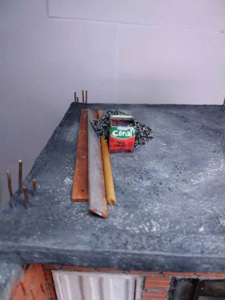 Sobrado com salão de beleza e a casa com uma única janela, a do banheiro Sobrado com salão de beleza e a casa com uma única janela, a do banheiro