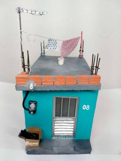 Sobrado com salão de beleza e a casa com uma única janela, a do banheiro Sobrado com salão de beleza e a casa com uma única janela, a do banheiro