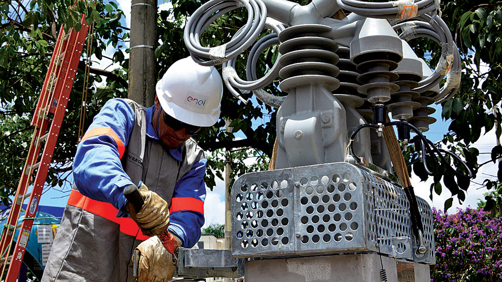 Funcionário-da-enel-em-ação