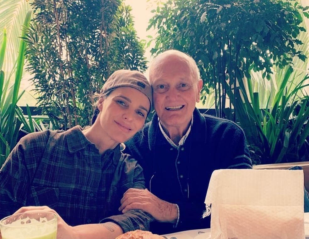 Fernanda Lima anuncia morte do pai por Covid-19 após 120 dias internado