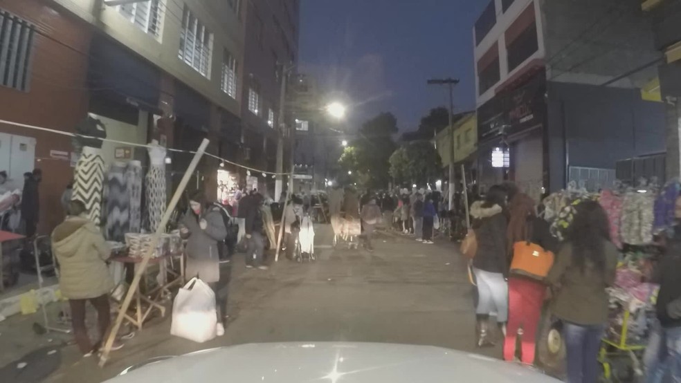 Comerciantes lotam ruas do Brás, no Centro, nesta quinta-feira (2)