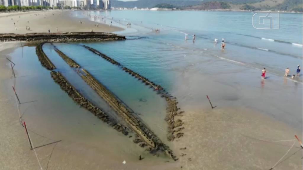 Destroços de navio misterioso são registrados por drone em Santos