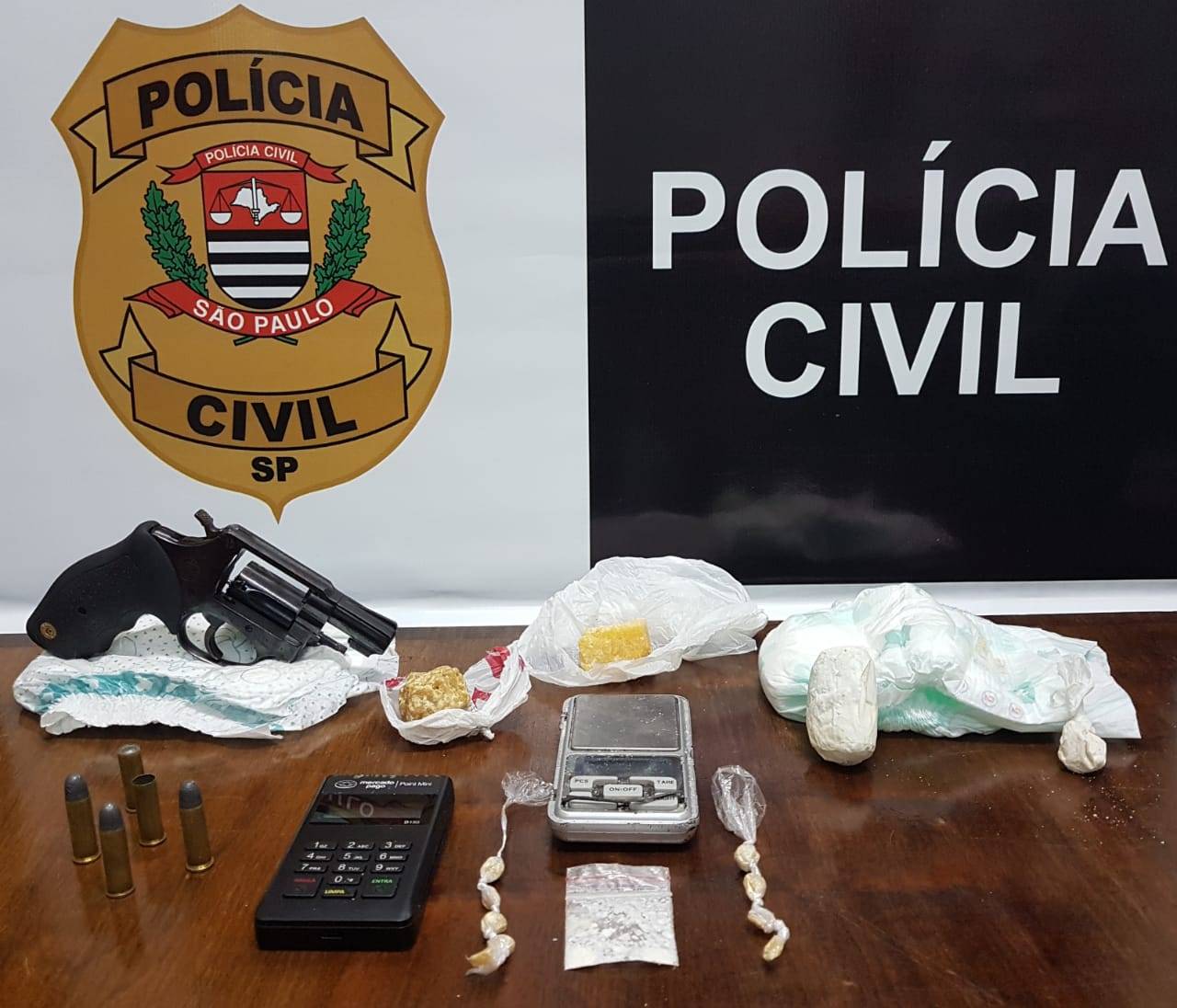 Polícia prende traficante que escondia arma e drogas em fraldas do filho