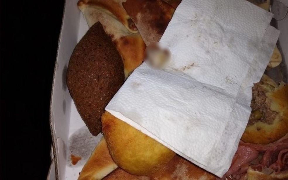 Cliente acha dedo humano dentro de esfiha de lanchonete da Zona Norte