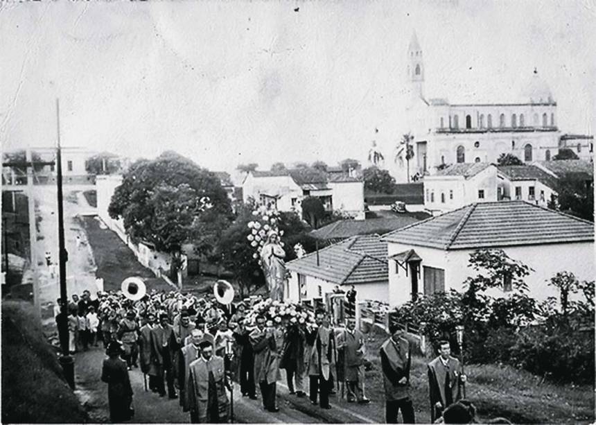 Procissão da Festa da Padroeira: Rua Coronel Tristão, em 1945 Procissão da Festa da Padroeira: Rua Coronel Tristão, em 1945