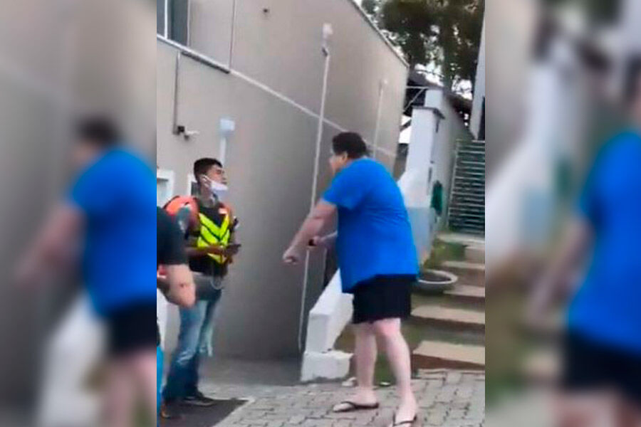 Vídeo: homem branco desfere ataques racistas contra motoboy