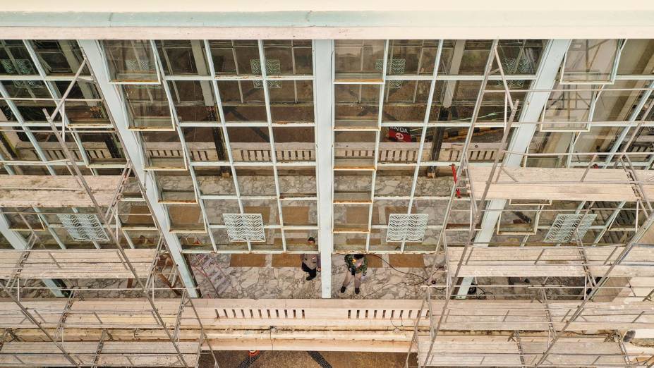 Em obras: dobradiças (no detalhe), pórticos e muretas