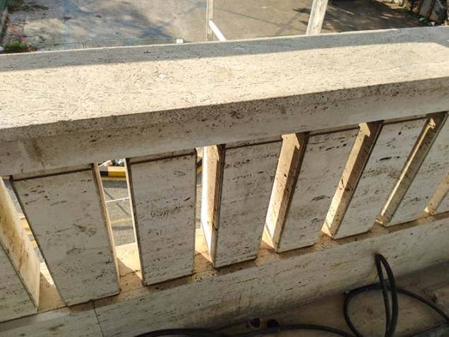 Em obras: dobradiças (no detalhe), pórticos e muretas Em obras: dobradiças (no detalhe), pórticos e muretas