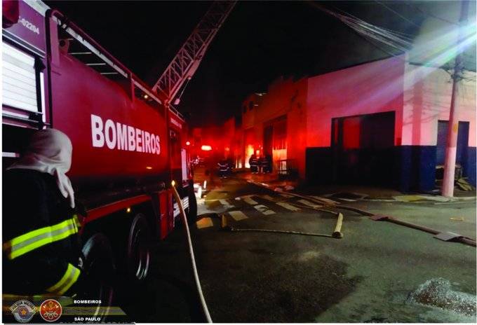Fábrica de roupas pega fogo no Brás, em São Paulo