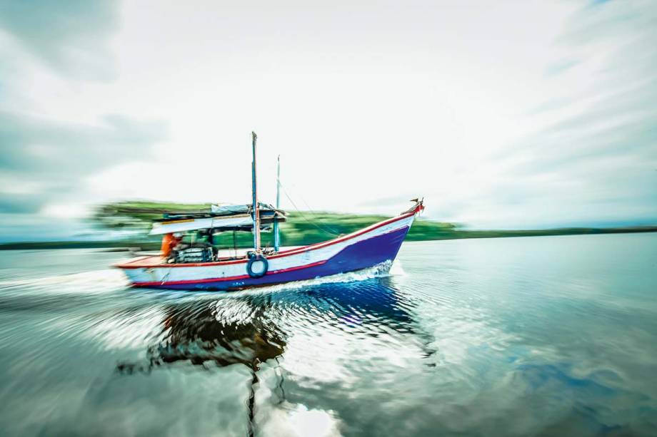 Barcos nos rios de Itanhaém: passeio por 500 reais