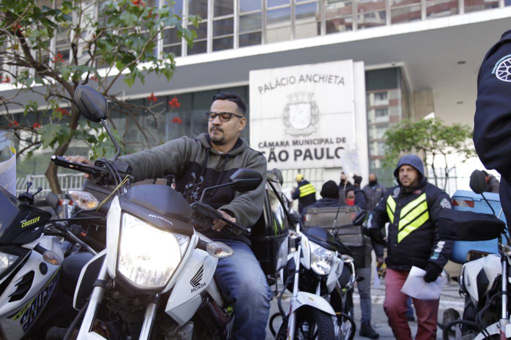 Entregadores protestam em frente à Câmara Municipal por aprovação de lei