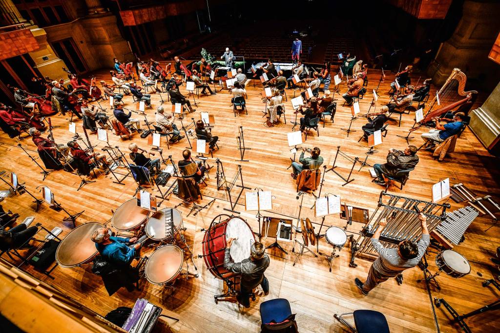 Osesp volta à Sala São Paulo com músicos separados por placas de acrílico