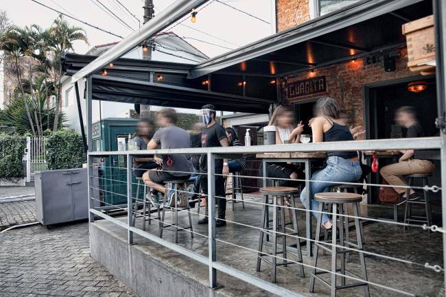 Terraço de bar com banquetas altas