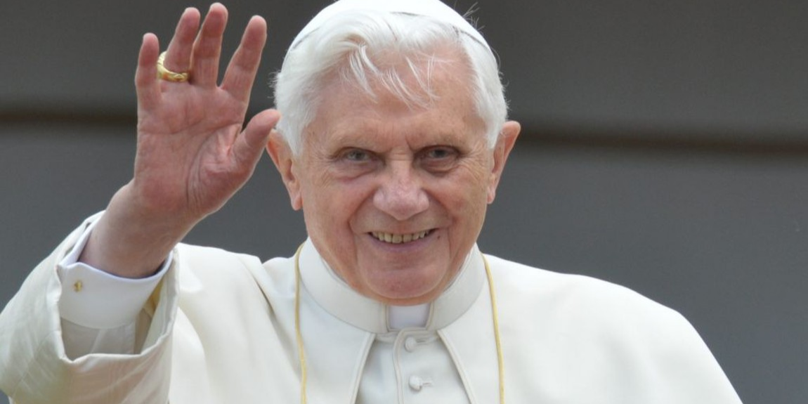 Foto de Bento XVI aparece acenando