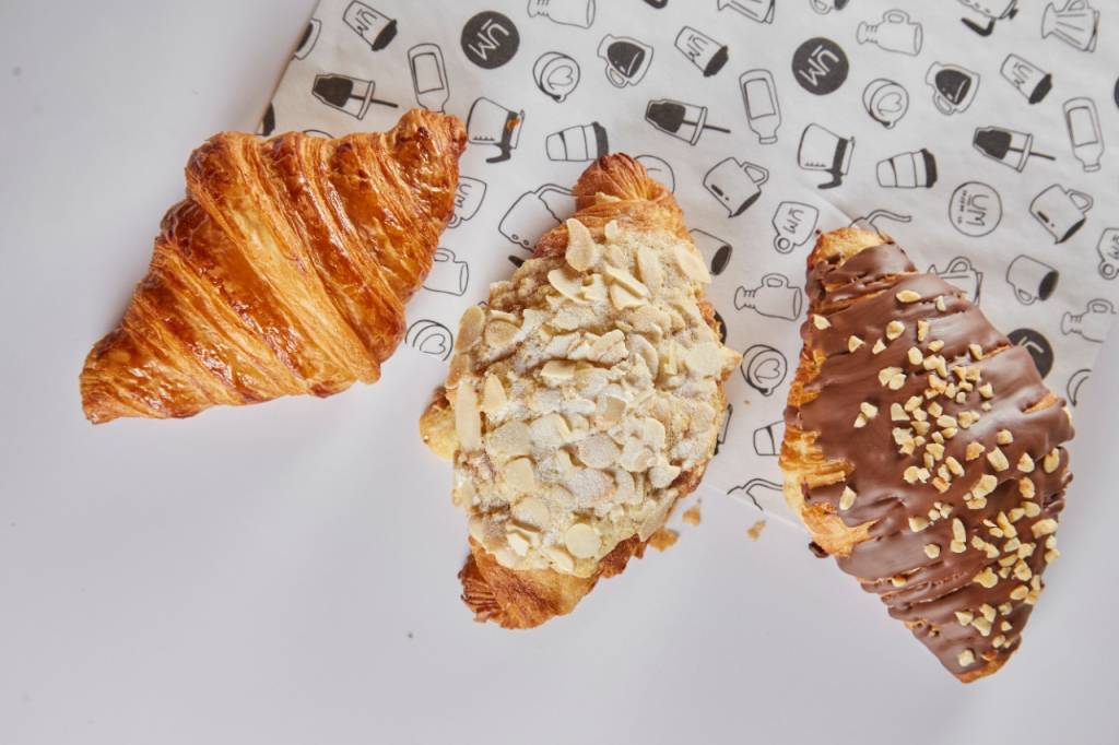 Premiada, cafeteria Um Coffee Co. agora produz os próprios pães