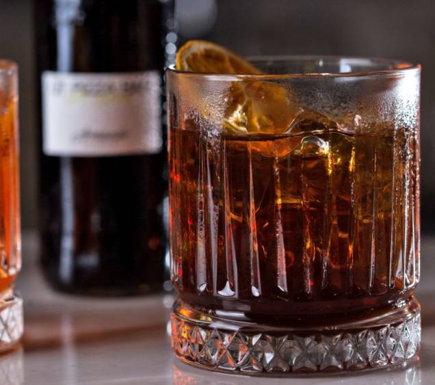 Armando: drinque no salão ou por delivery Armando: drinque no salão ou por delivery