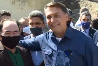 Bolsonaro sem máscara: visita e abraços em São Vicente (SP)