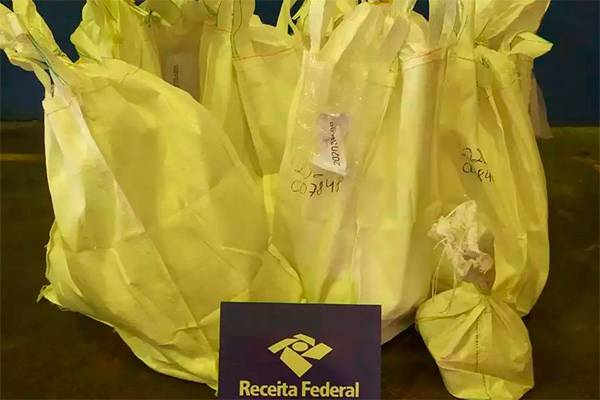 Cocaína é encontrada escondida em contêiner de suco de laranja