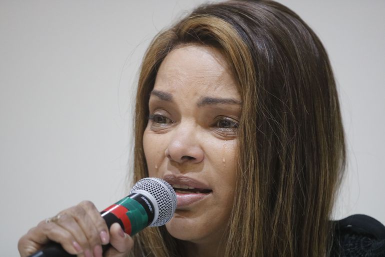 Imagem mostra Flordelis, com expressão de choro, falando ao microfone