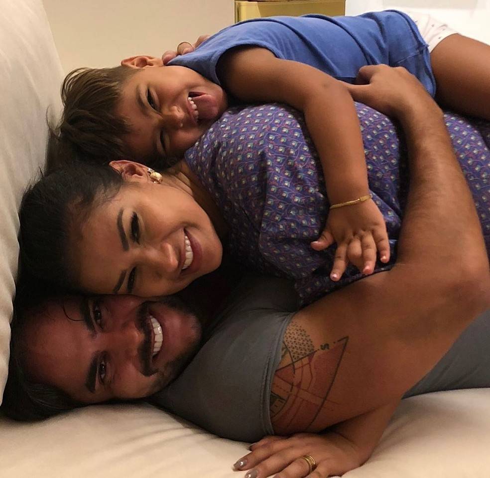 Vídeo: Simone anuncia gravidez de segundo filho com surpresa à família