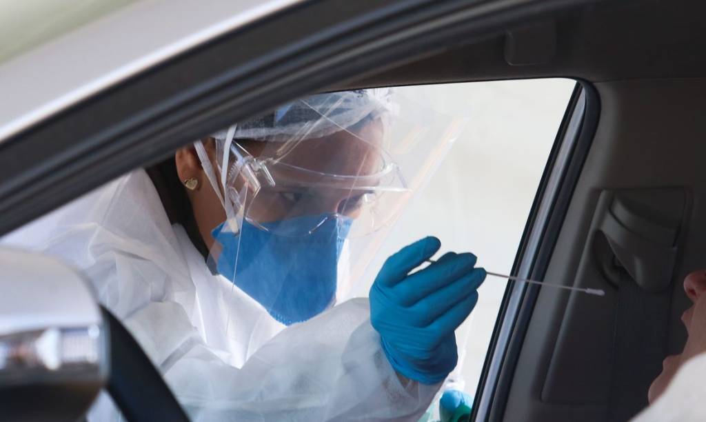 Exames feitos em farmácias indicam alta de 34% de casos positivos de Covid