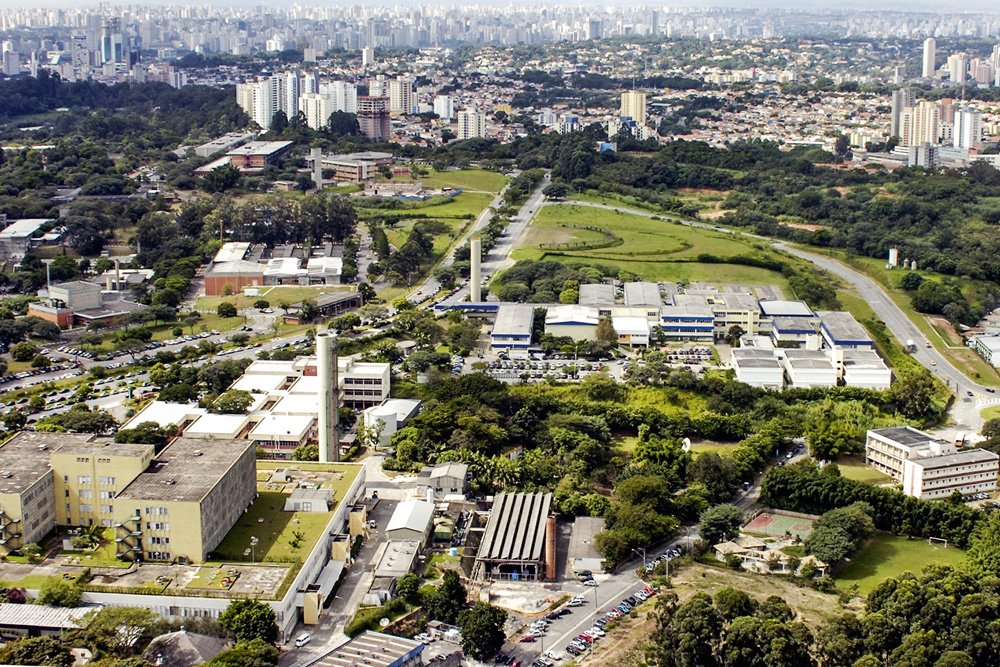 Cidade Universitária Vista aérea da Cidade Universitária com prédios e áreas verdes.
