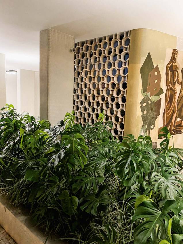 Murais de Clóvis Graciano, jardins de Lux e Stoll, cálculos de Kassoy e Franco, decoração de Maitrejean: escalação dos irmãos Helcer Murais de Clóvis Graciano, jardins de Lux e Stoll, cálculos de Kassoy e Franco, decoração de Maitrejean: escalação dos irmãos Helcer