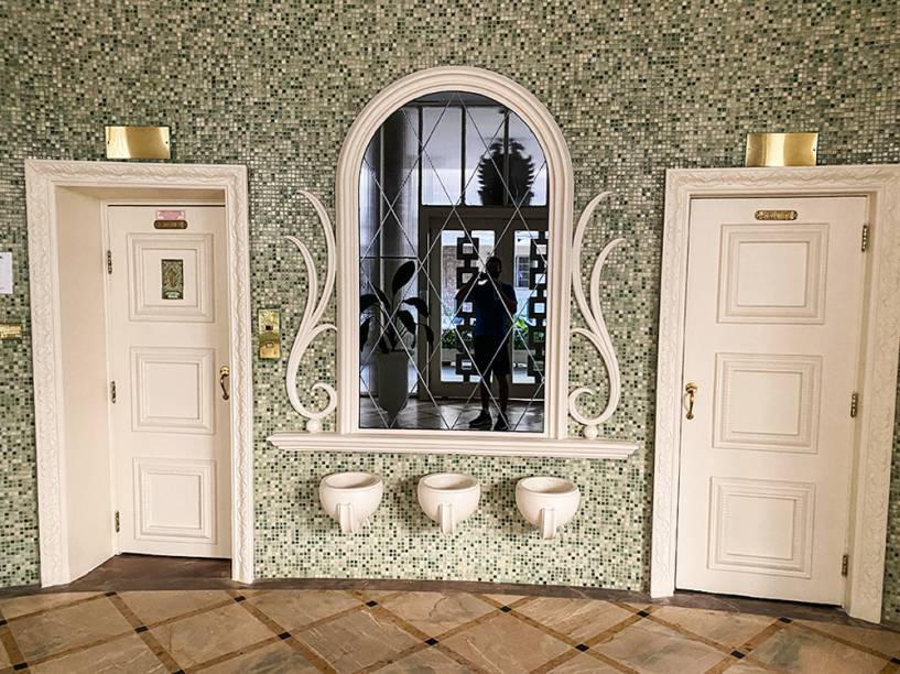 Muita decoração e detalhes nunca pareciam demais para Artacho: rampa charmosa, pisos, paredes, colunas e espelhos no saguão Muita decoração e detalhes nunca pareciam demais para Artacho: rampa charmosa, pisos, paredes, colunas e espelhos no saguão