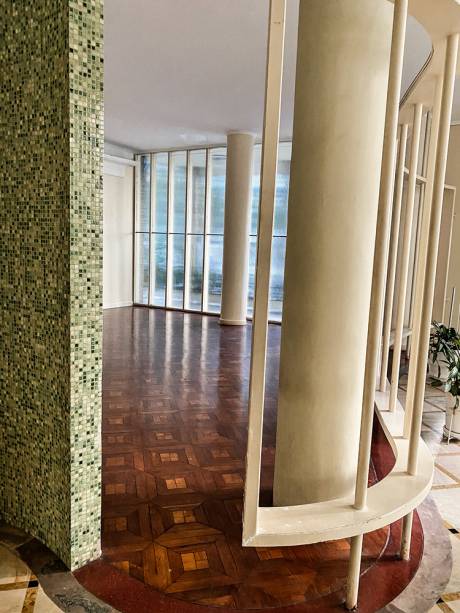 Muita decoração e detalhes nunca pareciam demais para Artacho: rampa charmosa, pisos, paredes, colunas e espelhos no saguão Muita decoração e detalhes nunca pareciam demais para Artacho: rampa charmosa, pisos, paredes, colunas e espelhos no saguão