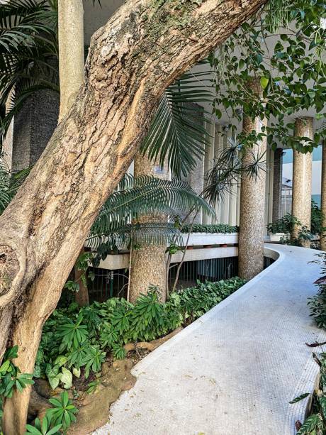 Muita decoração e detalhes nunca pareciam demais para Artacho: rampa charmosa, pisos, paredes, colunas e espelhos no saguão Muita decoração e detalhes nunca pareciam demais para Artacho: rampa charmosa, pisos, paredes, colunas e espelhos no saguão