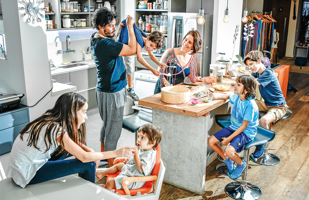 Casal conta em livro sua experiência nada convencional de criar 5 filhos