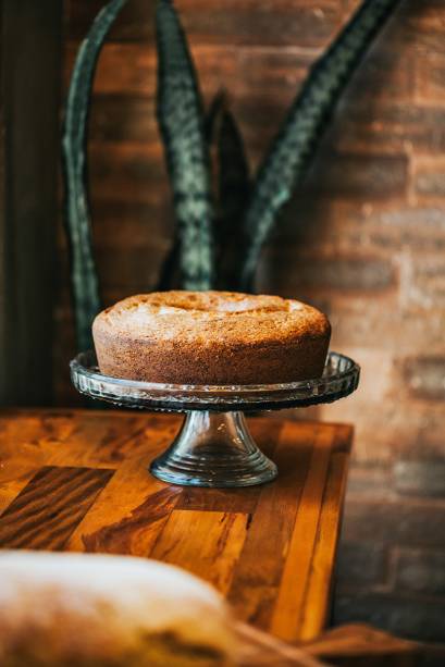 Bolo de parmesão e creme de leite: produção própria