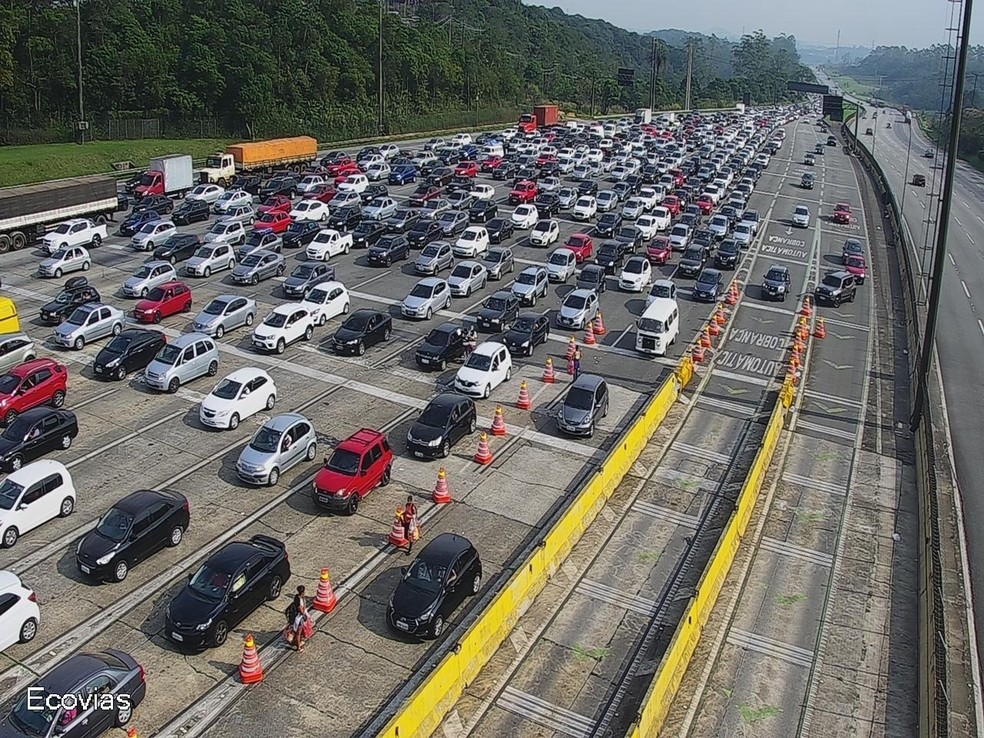 Motorista encontra pontos de lentidão nas estradas do litoral de SP