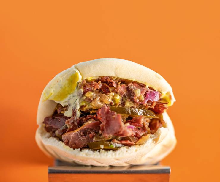Sanduíche depastrami: fatias pouco gordurosas, cebola caramelada, molho de mostarda e picles de pepino