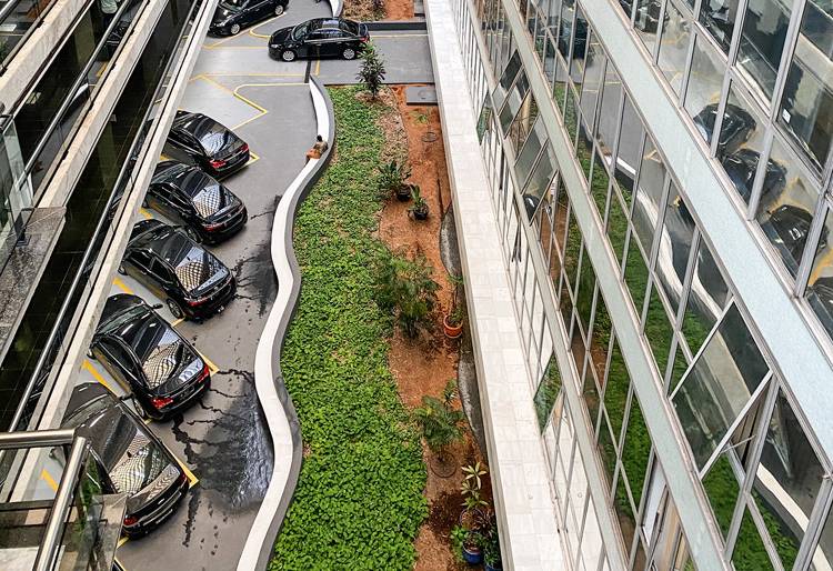 Vagas de estacionamento por todos os lados da Assembleia e cal&ccedil;adas isoladas: mau exemplo, que destoa do Plano Diretor