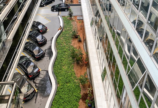 Vagas de estacionamento por todos os lados da Assembleia e cal&ccedil;adas isoladas: mau exemplo, que destoa do Plano Diretor