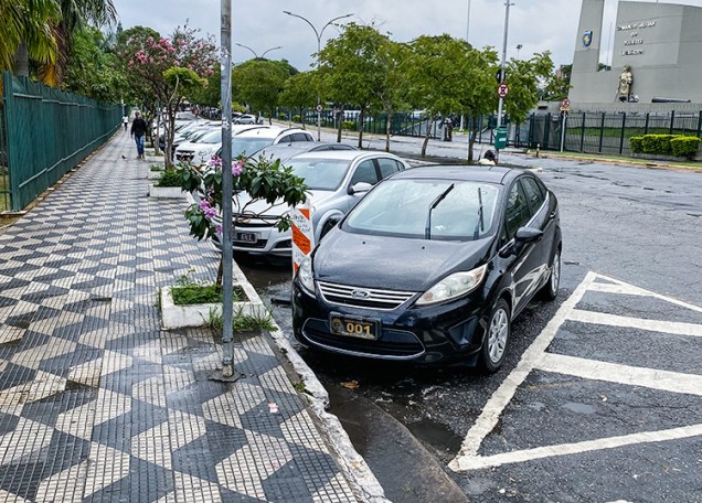 Vagas de estacionamento por todos os lados da Assembleia e cal&ccedil;adas isoladas: mau exemplo, que destoa do Plano Diretor