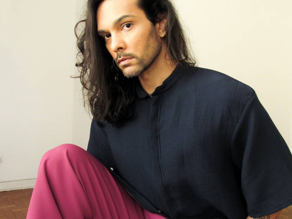 Não conhece Johnny Alf? O cantor Thiago Pach pode ajudar