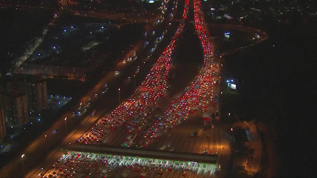 Trânsito para o litoral: rodovias como a Mogi-Bertioga contam com lentidão em toda a descida