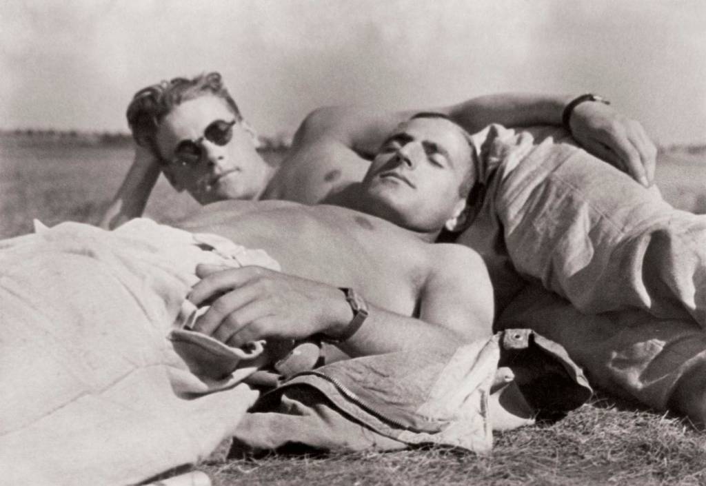 Casal publica fotos inéditas de homens apaixonados entre 1850 e 1950