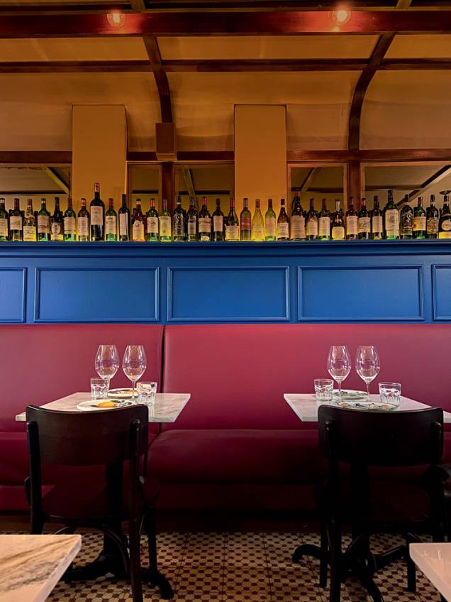 Trattoria moderna: tons fortes de azul e vermelho Trattoria moderna: tons fortes de azul e vermelho