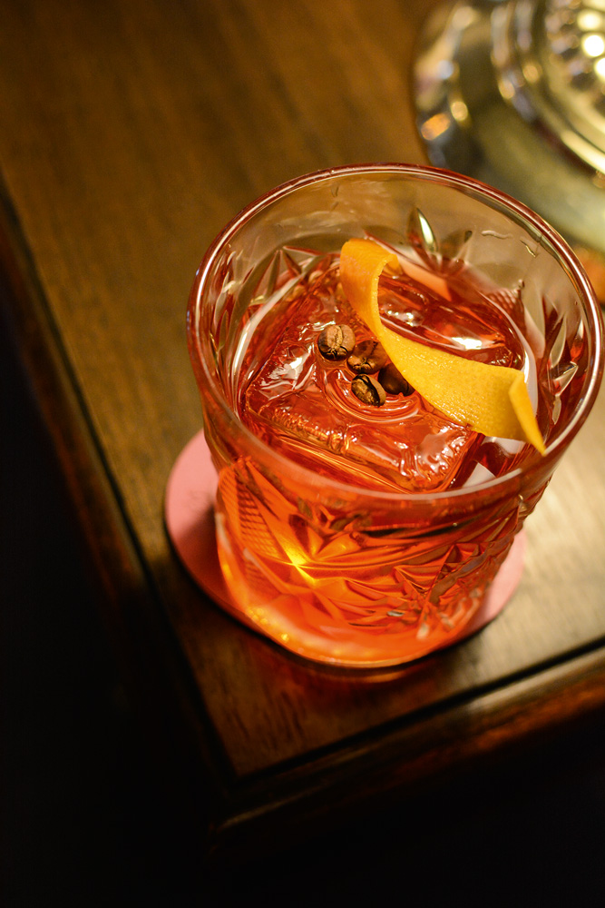 Bartenders criam drinques de cachaça na hora em evento nesta terça (21)